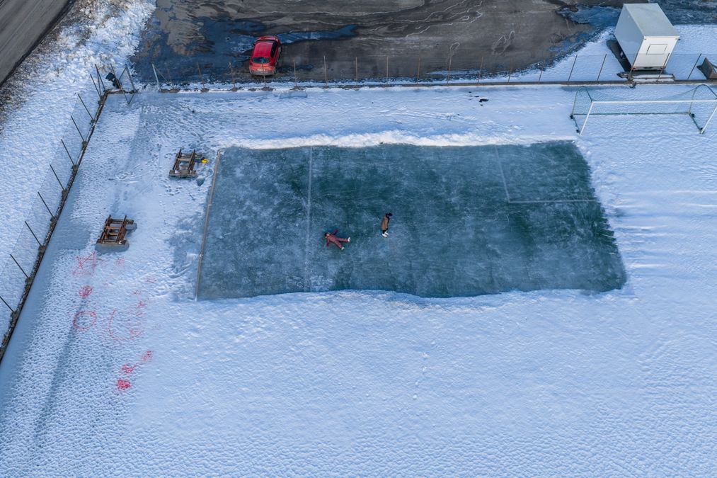 Skøytebanen i Modalen er åpen – inviterer store og små på isen