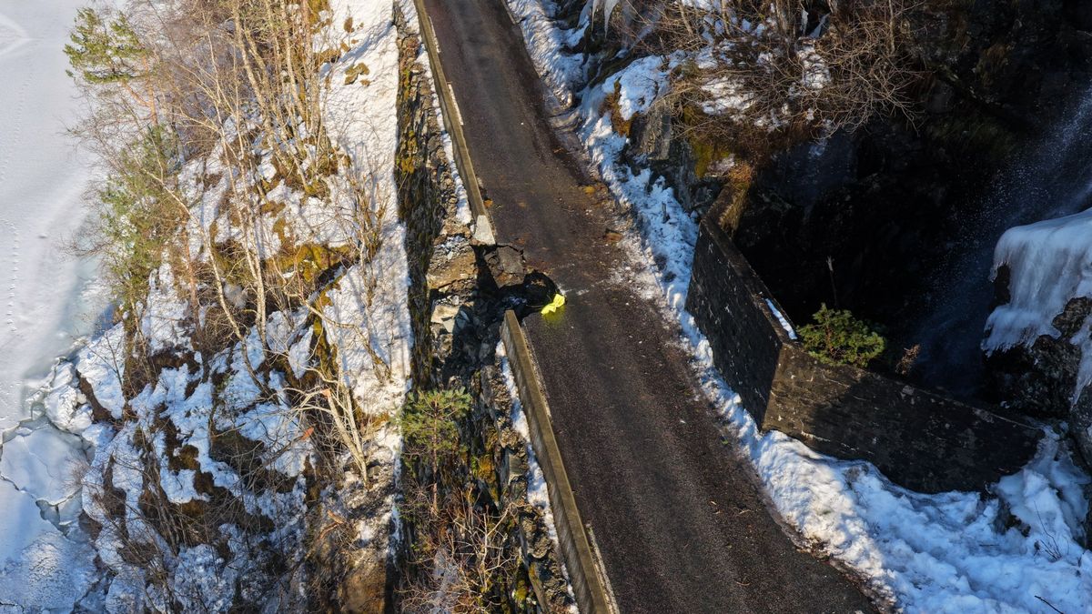 Veien er stengt mellom Eidslandet og Stamnes — ny vurdering tirsdag